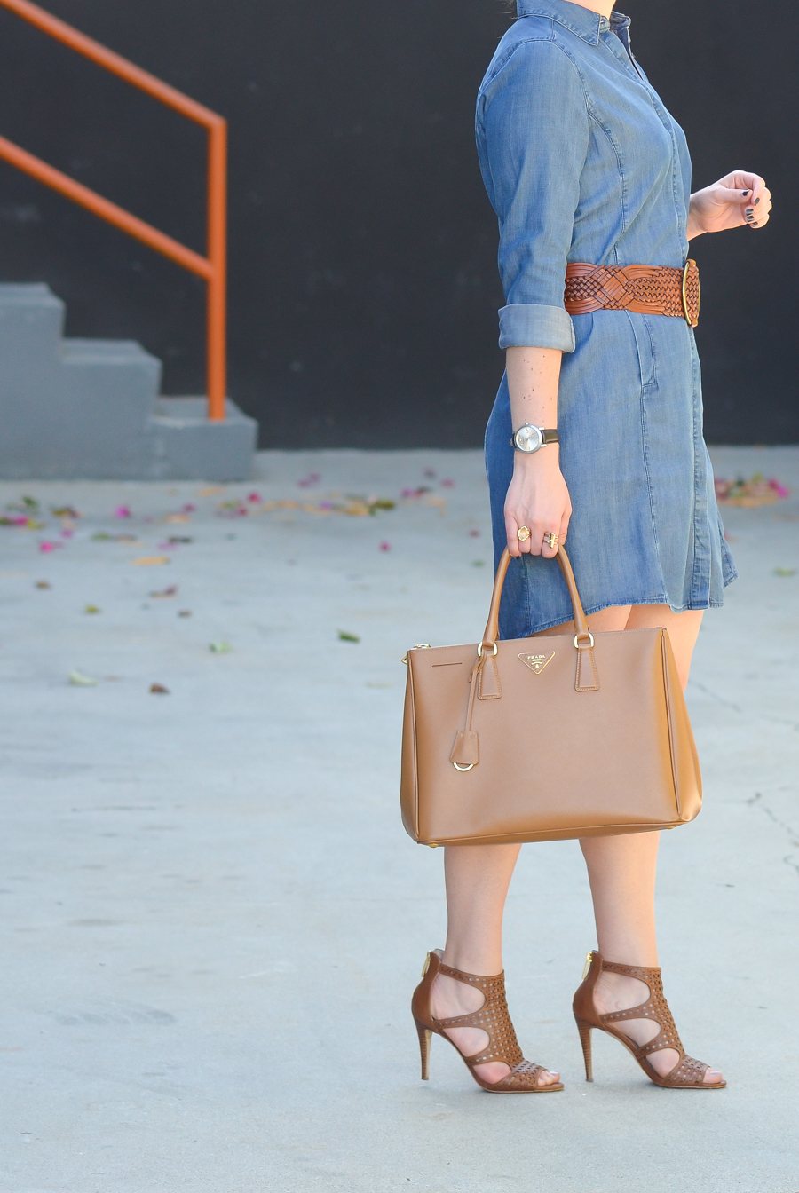 Learn What Shoes to Wear with Denim Dresses, to Style a Denim Dress! | Denim  shirt dress outfit, Denim dress outfit fall, Denim dress outfit