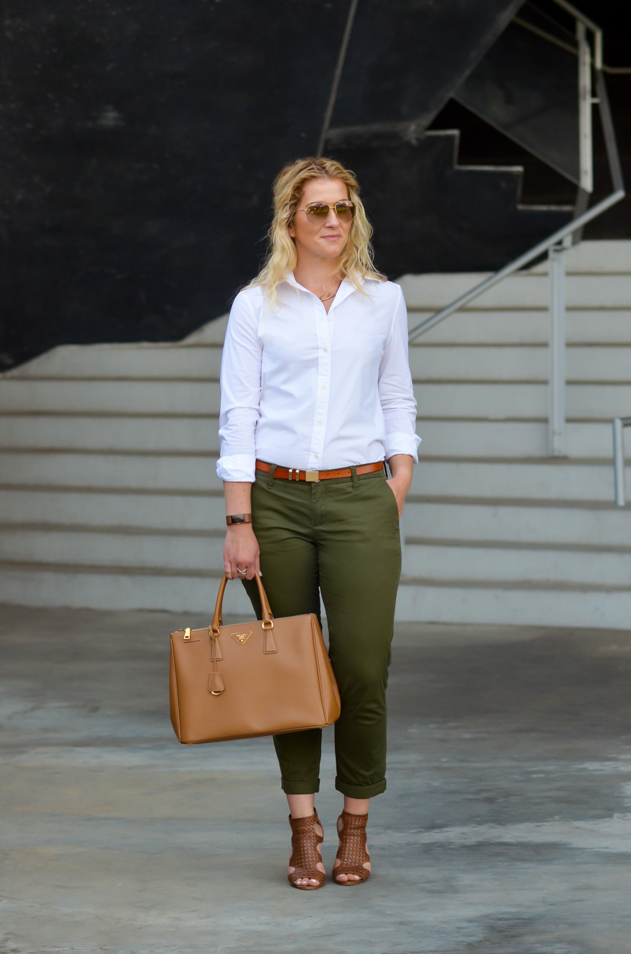 How to Dress Up Olive Green Chinos Outfit