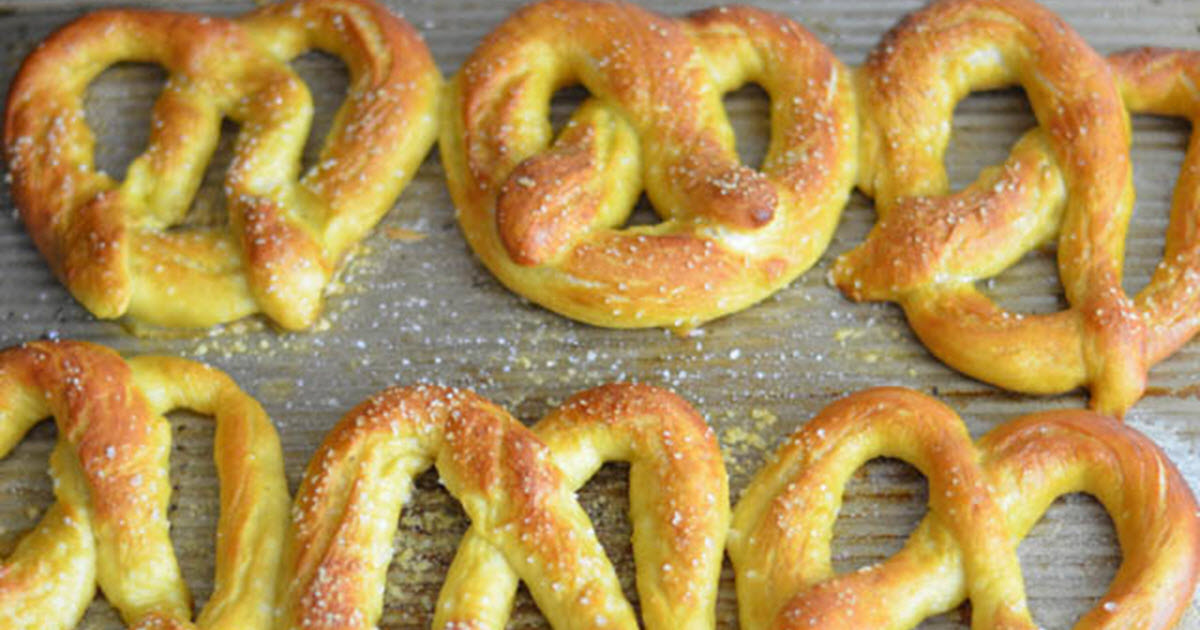 Soft Pretzels and Beer Cheese Dip – The Cozy Plum