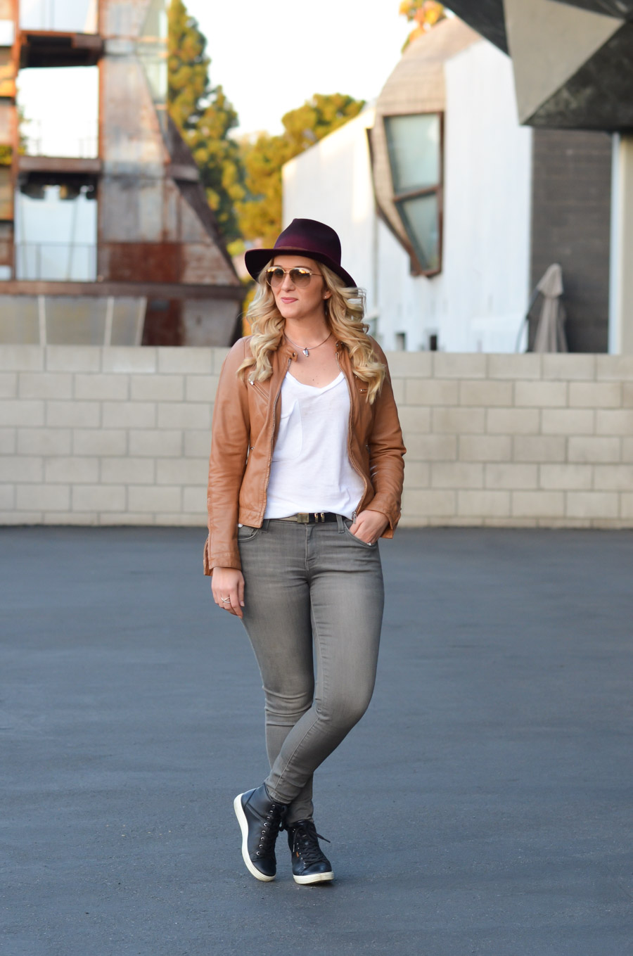 Grey Jeans with Grey Beanie Outfits For Women (9 ideas & outfits